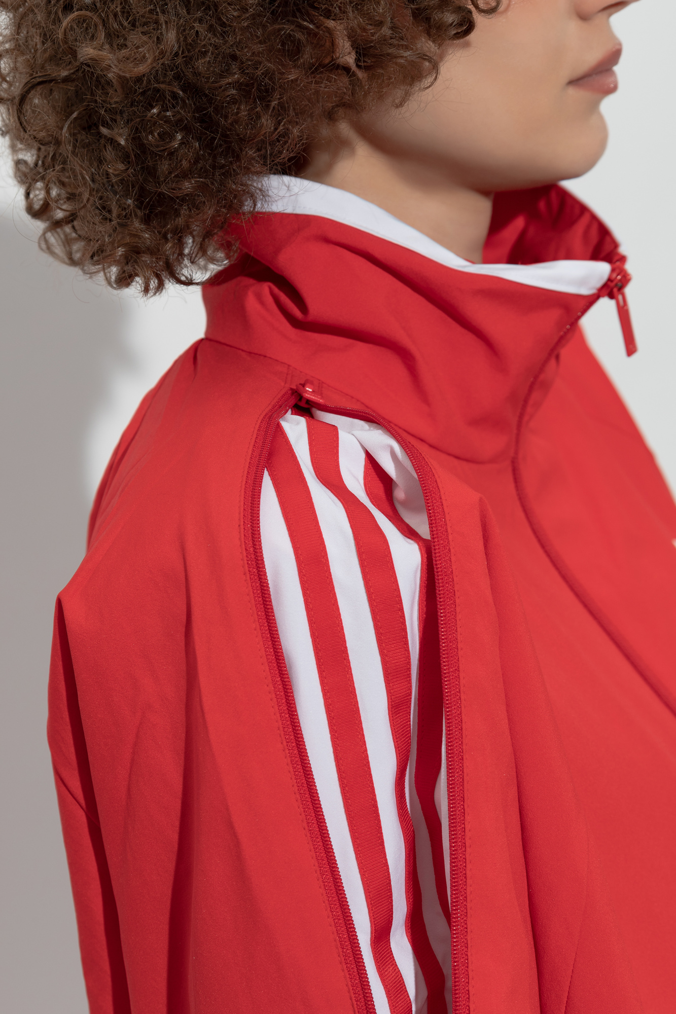 uu  Czerwony Lekka kurtka z logo ADIDAS Originals - Vitkac Polska